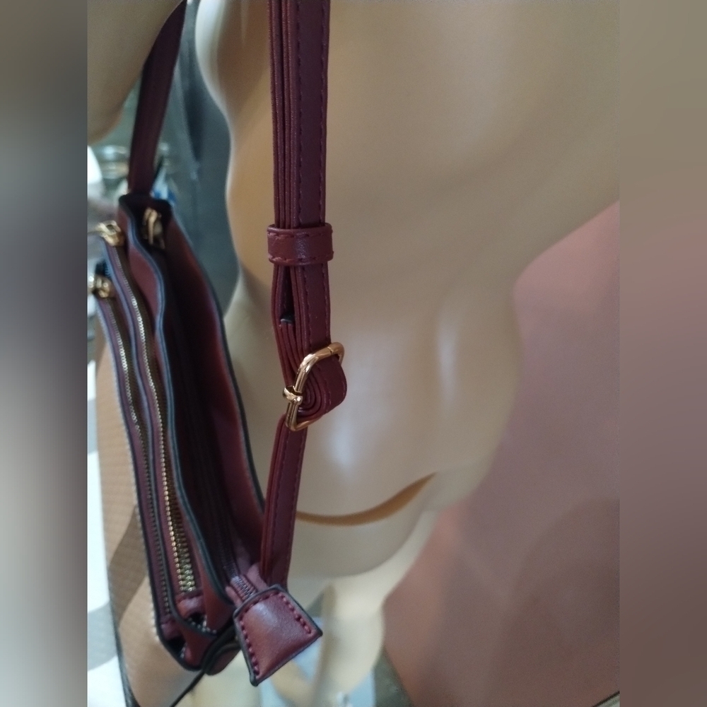 Woman's unbranded adjustable purse - Picture 2 of 7